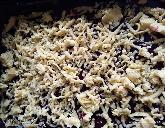 Сверху посыпать тертым тестом из морозилки.