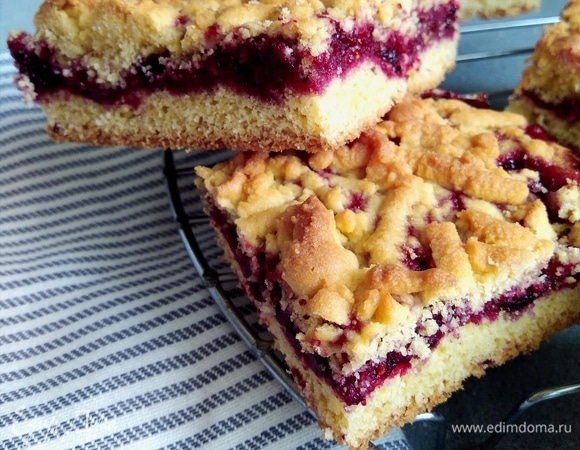 Остудить пирог, нарезать на квадратики.