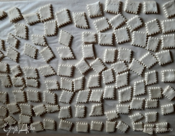 Ножом для пиццы разрезаю на квадратики 1 на 1 см. Ну, почти...