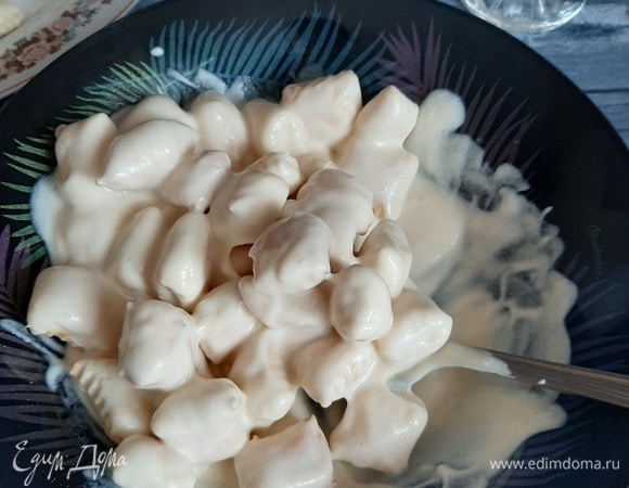 Небольшое количество подушечек из теста смешиваем с кремом, обильно обваливая в нем. Выкладываем в креманки.