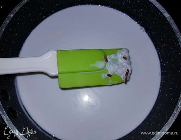 Рис «Адриатика» ТМ «Националь» хорошо промыть, выложить в сотейник, влить кокосовое молоко и варить на медленном огне под закрытой крышкой до готовности. Если рис еще не готов, а жидкости не осталось, подлейте немного кокосового молока.