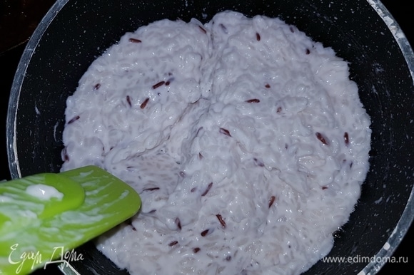 Готовый рис будет шелковистой консистенции. Огонь выключить и дать настояться рису под закрытой крышкой 10 минут.
