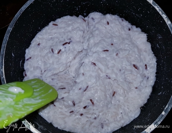 Готовый рис будет шелковистой консистенции. Огонь выключить и дать настояться рису под закрытой крышкой 10 минут.