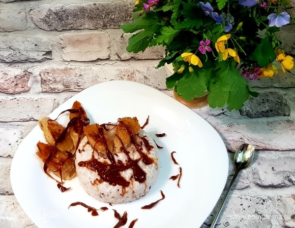 Выкладываем пудинг на тарелку, карамель немного разогреваем и аккуратно вытягиваем руками ленточки (не обожгитесь!). Украшаем пудинг карамелью и жареными бананами.