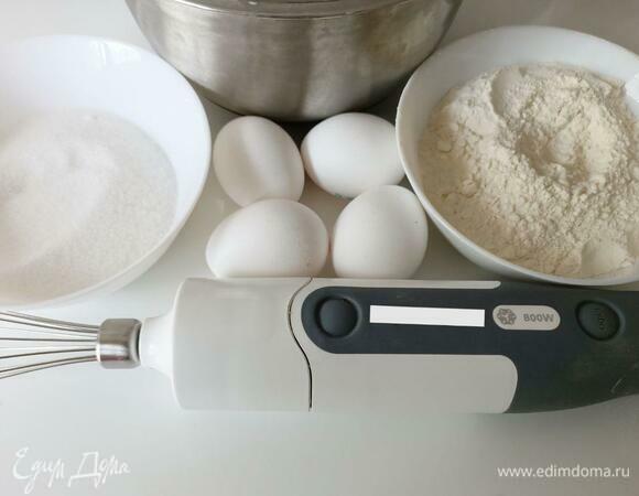 Взбиваем яйца, постепенно вводя сахар, муку и разрыхлитель.