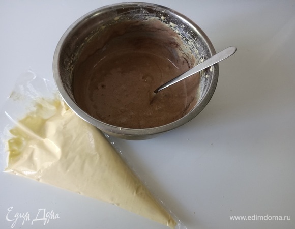 1/3 теста выложить в кондитерский мешок, в остальное добавить какао и перемешать.