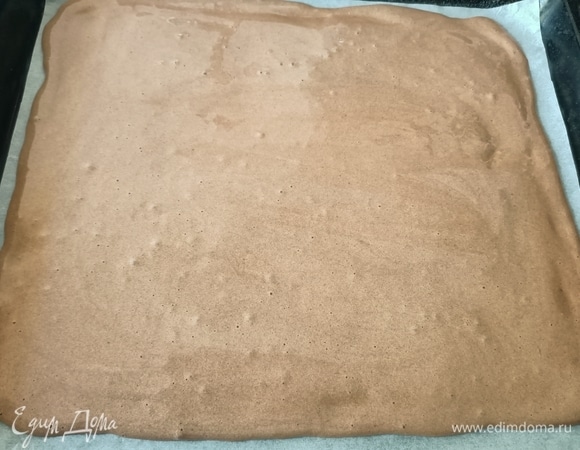 Через 3 минуты достать противень и выложить темное тесто, аккуратно разровнять и вернуть в духовку еще на 15 минут.