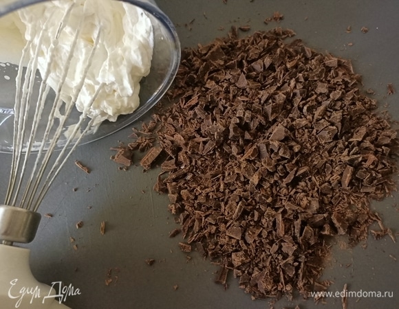 Пока выпекается тесто, необходимо взбить хорошо охлажденные сливки, измельчить шоколад и сварить кофе.