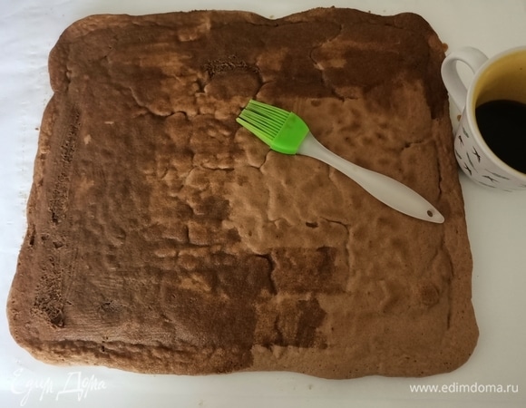 Шоколадную сторону бисквита пропитать кофе (при желании в кофе можно добавить сахар).