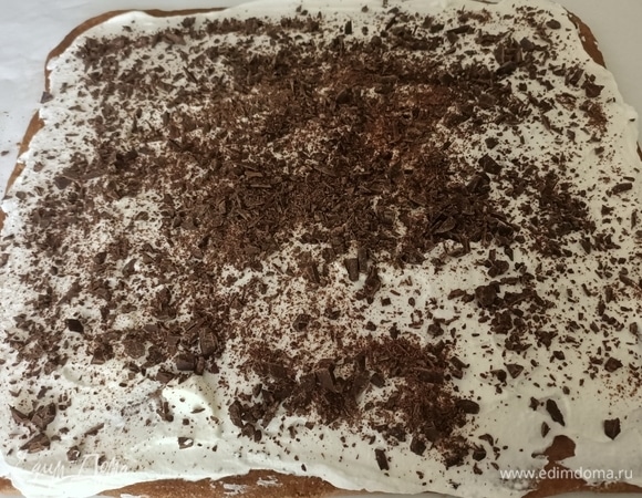 Сверху выложить взбитые сливки и шоколад.