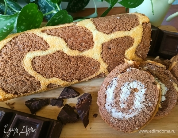 Готовый рулет должен пропитаться, после чего его можно нарезать на порционные кусочки и подавать к столу. Приятного аппетита!