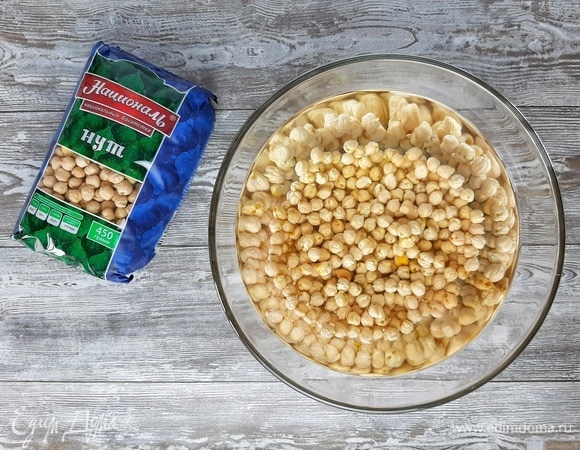 Нут ТМ «Националь» промываем, заливаем холодной водой и оставляем на 2 часа. После набухания промываем нут, заливаем большим количеством воды и отвариваем на медленном огне до умеренной мягкости (60–70 минут). Солим нут за 5 минут до конца варки!