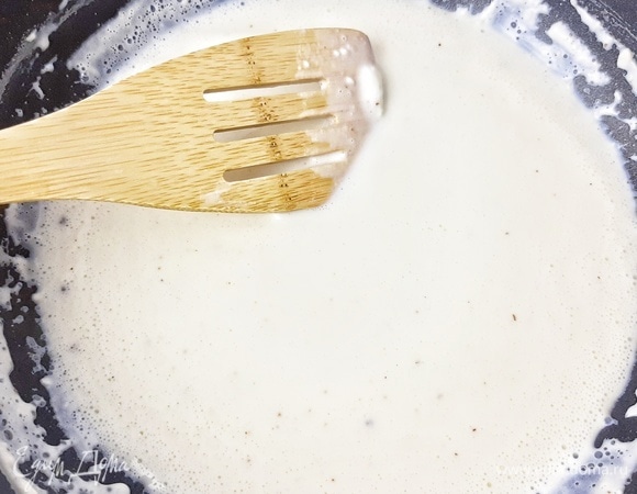 В сковороде на среднем огне растапливаем сливочное масло, добавляем муку и поджариваем до появления орехового запаха. Небольшими порциями вливаем молоко и быстро помешиваем венчиком, чтобы не было комочков. После закипания соуса добавляем щепотку мускатного ореха.