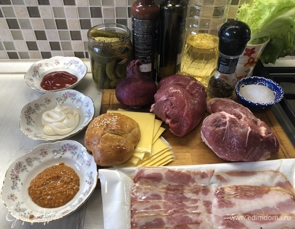 Подготовим ингредиенты. Рецепт булочек — в предыдущем посте, для котлет выбрал говядину и свинину с жирком, на мой вкус так получается сочней.