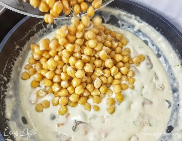 Добавляем отварной нут. Перемешиваем все хорошо и готовим 1 минуту на среднем огне.