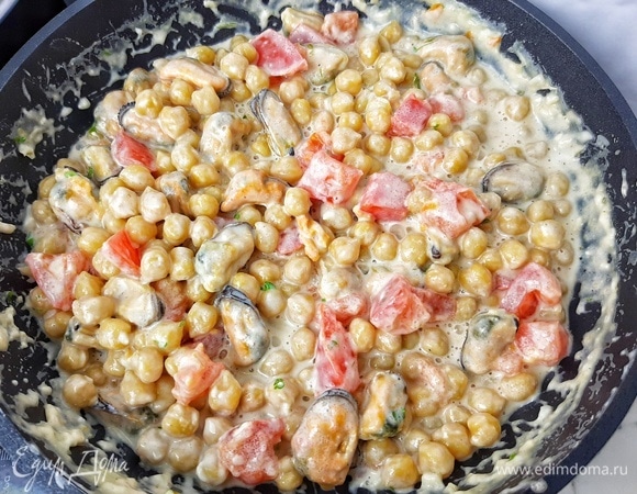 Отправляем помидоры в сковороду, аккуратно перемешиваем и через 2 минуты убираем с огня.