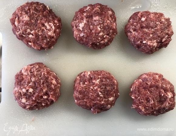Делаем фарш, формируем котлеты шире булочек на 1–2 см, выкладываем на смазанную маслом досточку, накрываем пищевой пленкой и убираем в морозилку на 15–20 минут. Не солим, не перчим, сделаем это перед тем, как начнем жарить.