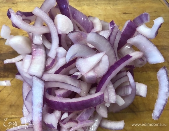 Лук нарезаем, сбрызгиваем винным уксусом, солим.