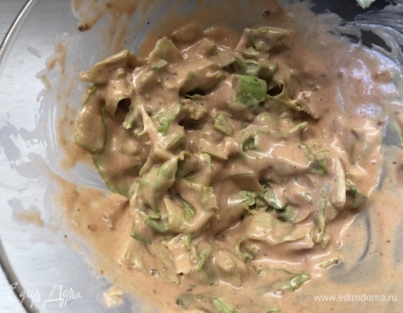 Делаем соус. Смешиваем кетчуп, майонез, острый соус (у меня перечный соус на основе чернослива), нарезаем салат, добавляем к соусу.