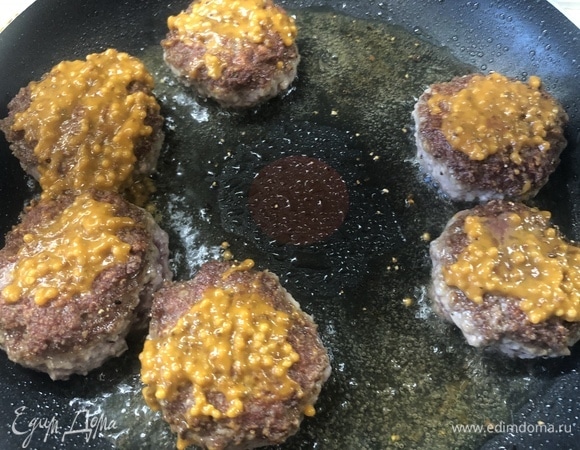 На разогретую сковороду выкладываем котлеты, через 2 минуты переворачиваем, надавливаем лопаткой и смазываем горчицей, повторяем процедуру с другой стороной.