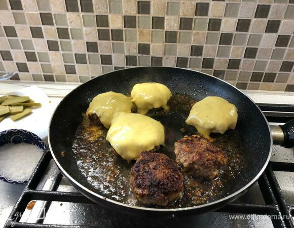 Кладем на котлеты сыр, даем ему расплавиться.