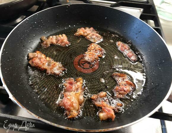 Когда начали жарить котлеты, в другой сковороде на среднем огне обжариваем бекон. Когда сыр подошел, выкладываем на него бекон и в этом же масле обжариваем булочку изнутри.