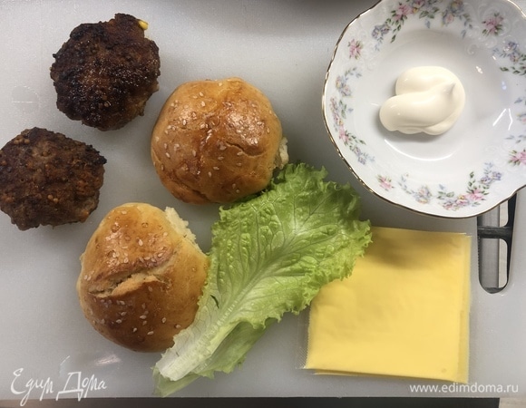 Как готовить котлеты и булочки, написал в предыдущем посте.<br />
Для соуса режем салат, смешиваем его с майонезом. Нижнююю булочку смазываем соусом, далее кладем котлету, сыр, закрываем верхней булочкой.