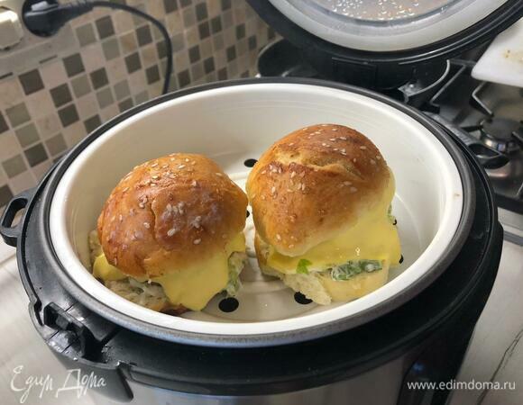 В пароварку заливаем воду, кладем бургеры на 5–10 минут.