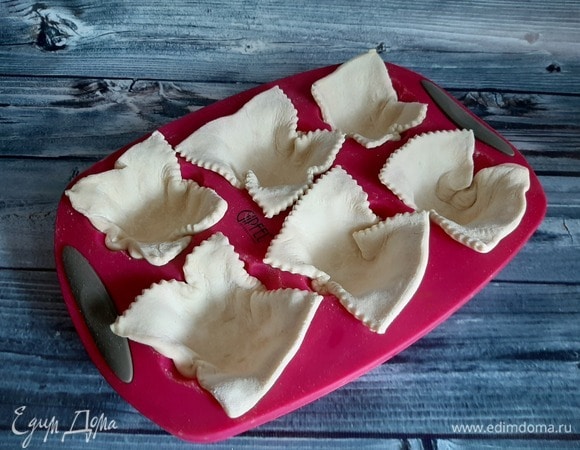 Уложить в формочки (их не смазывала).