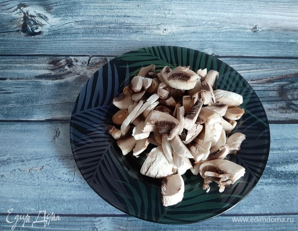 Шампиньоны нарезать.