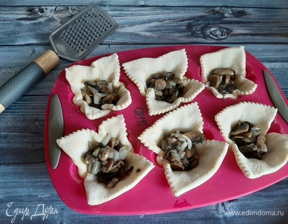 На тесто выкладываем грибы, по желанию можно добавить горчицу или любимый соус.