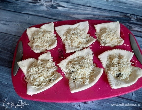 Посыпаем тертым сыром. Отправляем в разогретую до 180°C духовку на 20 минут.