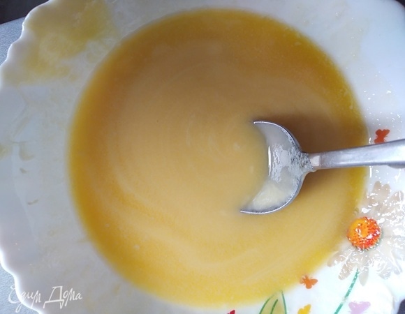 Духовку разогреть до 180°C. Растопить масло и шоколад (можно в микроволновке с интервалами). Немного остудить.