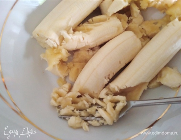 Средние бананы размять вилкой или измельчить в пюре блендером.