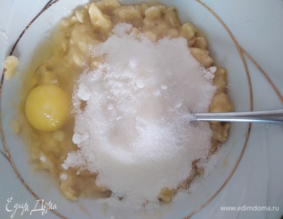Соединить пюре из бананов, яйцо и сахар.