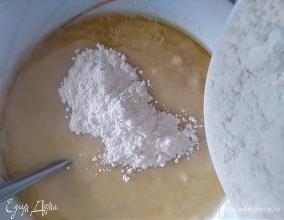 Постепенно всыпать муку. Перемешать до однородного состояния.
