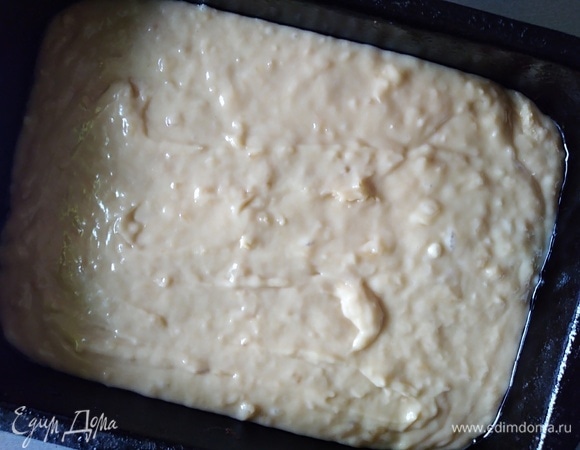 Вылить в форму, смазанную маслом, и выпекать 25 минут.