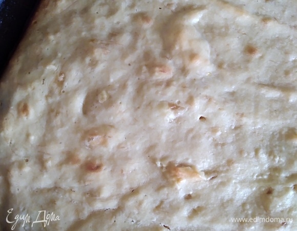 Дать блонди остыть в форме, потом автор советует остудить в холодильнике и нарезать. Мне нравятся эти пирожные и теплыми, и холодными.