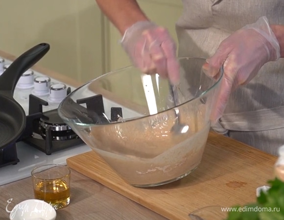 Гречневую муку и гречневое молоко смешать в глубокой миске.