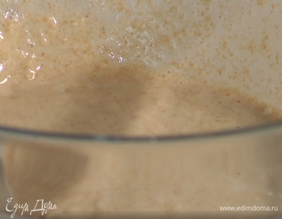 Добавить разрыхлитель, кокосовое масло, половину кленового сиропа и вымешать однородное тесто.