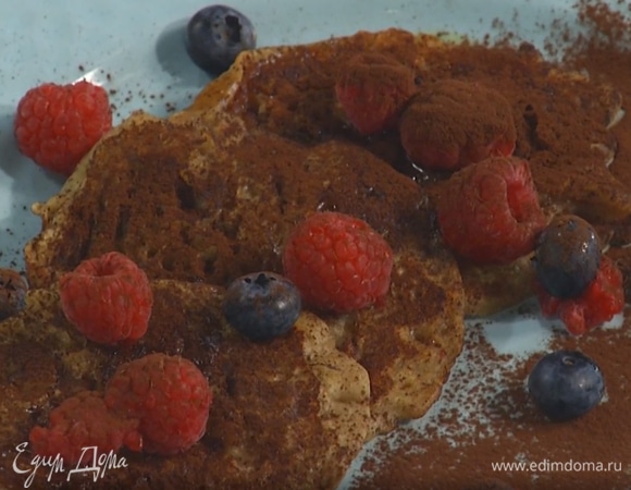 Готовые блинчики полить кленовым сиропом, посыпать какао и украсить свежими ягодами.