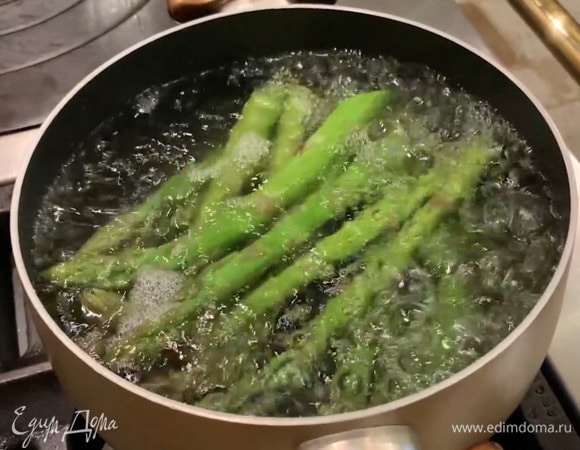 Спаржу, удалив грубые черенки, опустить в кипящую воду на 3‒4 минуты, затем откинуть на дуршлаг и обдать ледяной водой.
