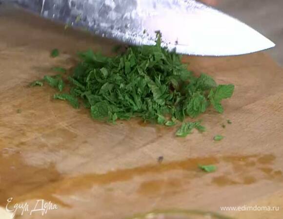 Мяту мелко порубить, листья базилика порвать руками.