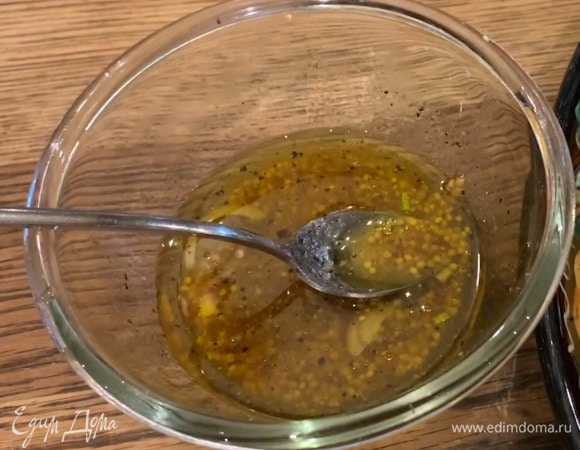 Приготовить заправку: в уксус, где мариновался шалот, добавить оливковое масло и горчицу, посолить, поперчить и перемешать.