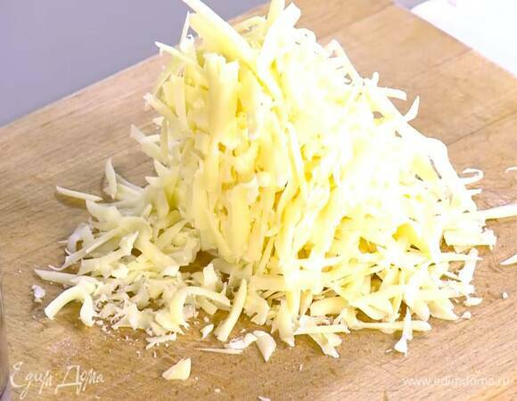 Сыр натереть на крупной терке.