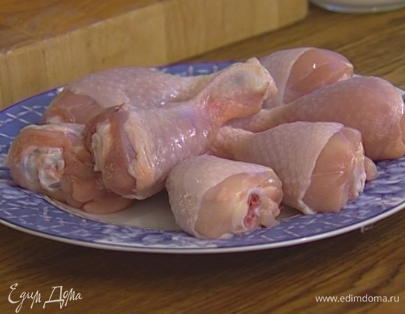 Крылья и голени посолить и поперчить.