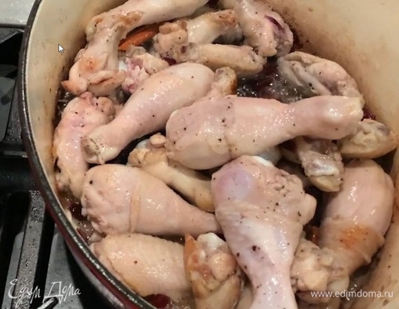 В тяжелой утятнице разогреть оливковое масло и обжаривать куриное мясо со всех сторон до появления золотистой корочки, затем всыпать клюкву, все перемешать, добавить корицу и, помешивая, обжарить.