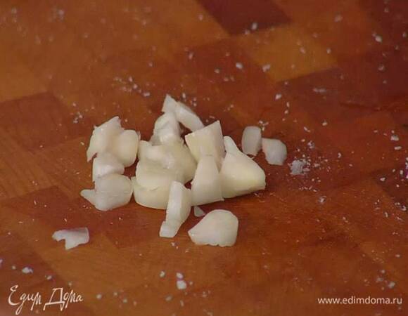 Чеснок почистить и крупно порезать.