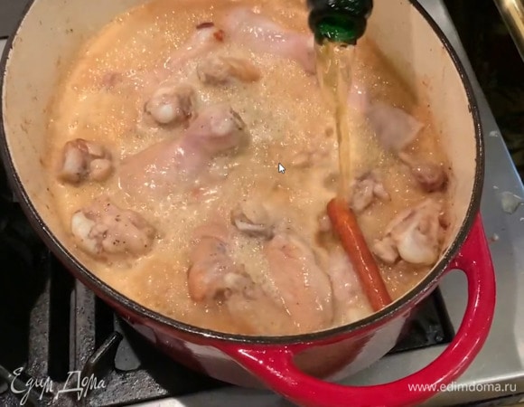 К курице добавить лук и чеснок, все немного обжарить и перемешать, затем влить сидр, так чтобы мясо было покрыто, добавить бальзамический уксус, ягоды можжевельника и раскрошенный пальцами пеперончино.