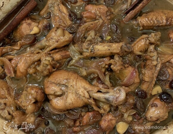 Накрыть утятницу крышкой и на маленьком огне готовить курицу 35‒40 минут.